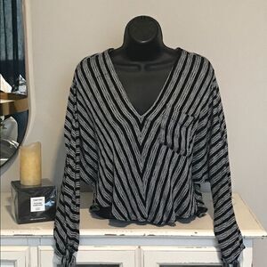 💙Free People Long Sleeve V-Neck Blouse Black/ White‎